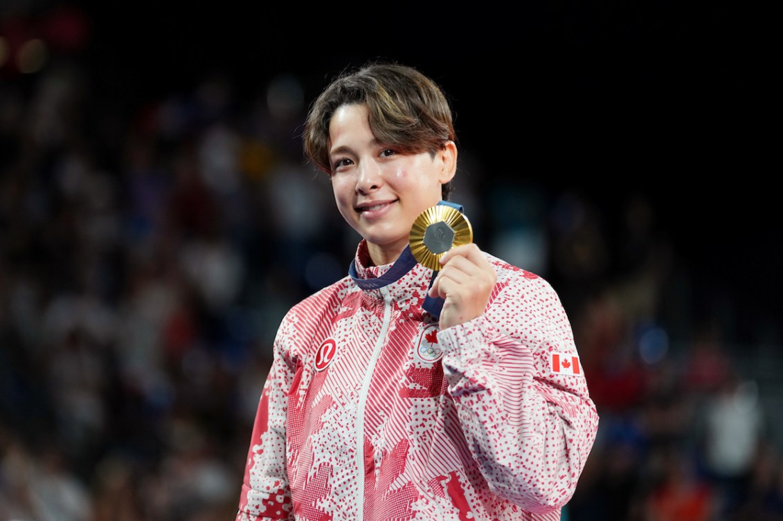 Christa Deguchi pose avec sa médaille d'or.