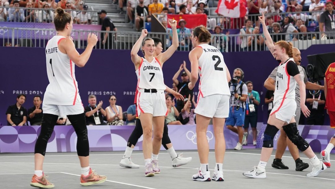 Les joueuses d'Équipe Canada célèbrent sur le terrain.