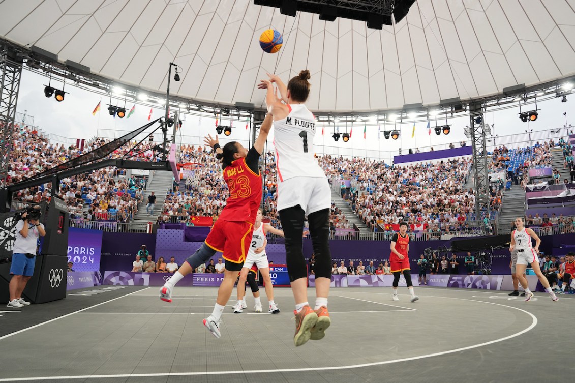 Michelle Plouffe, à droite, effectue un tir contre la Chine en basketball 3×3.