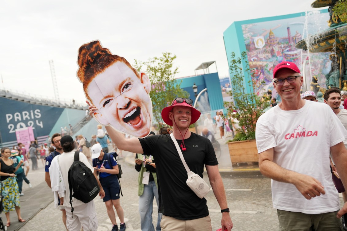 Les supporters tiennent une découpe de Kacie Bosch d'Équipe Canada .