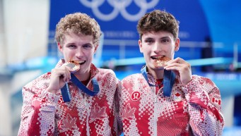 Rylan Wiens et Nathan Zsombor-Murray posent avec leur médaille de bronze.