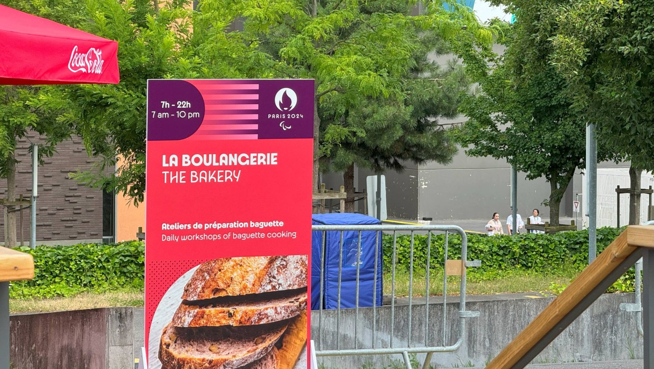 Une affiche - La boulangerie - atelier de préparation de baguette.