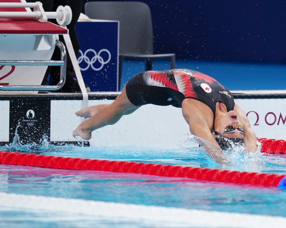 Kylie Masse effectue un départ au dos. 