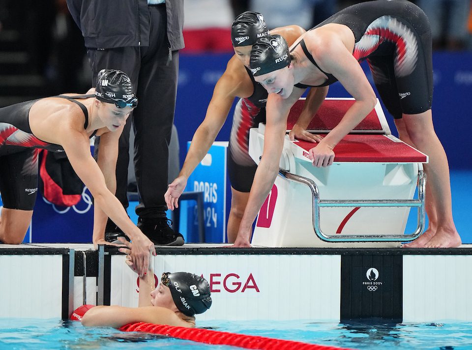 De gauche à droite, l'équipe du Canada : Summer McIntosh, Penny Oleksiak, Maggie Mac Neil et Taylor Ruck se félicitent après une course.