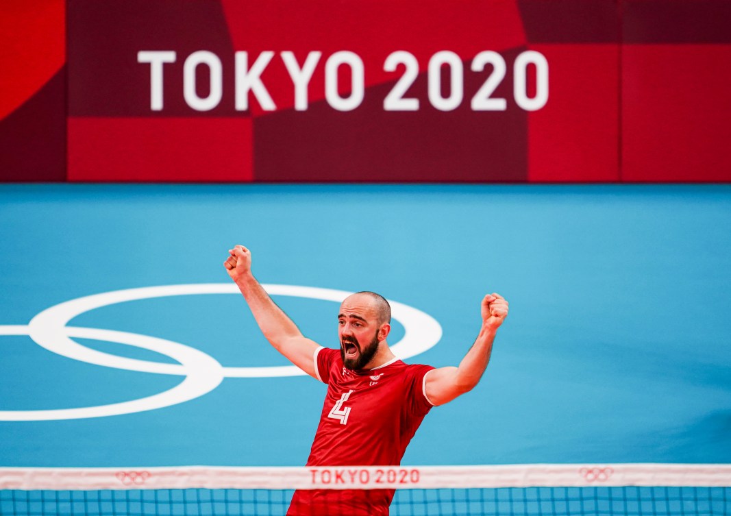 Nicholas Hoag d'Équipe Canada célèbre sur le terrain devant un logo Tokyo 2020.