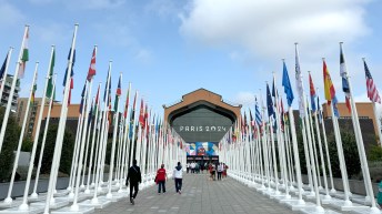 L'entrée du village olympique avec les drapeaux des nations participantes.