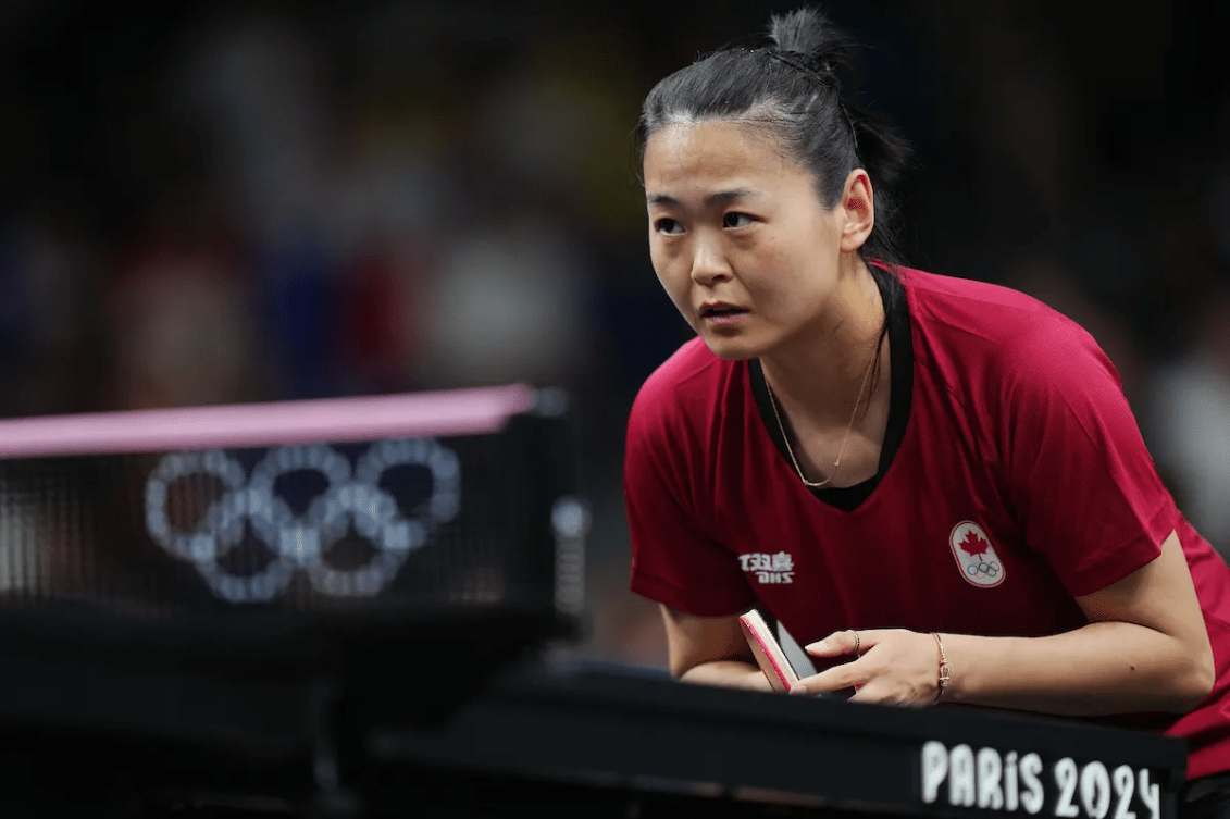 Mo Zhang joue en simple féminin de tennis de table.