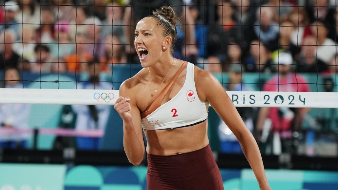 Sophie Bukovec de d'Équipe Canada réagit en fermant le poing.
