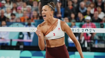 Sophie Bukovec de d'Équipe Canada réagit en fermant le poing.
