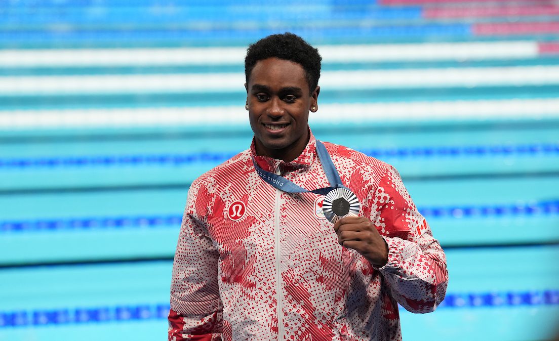 Josh Liendo pose avec sa médaille d'argent.