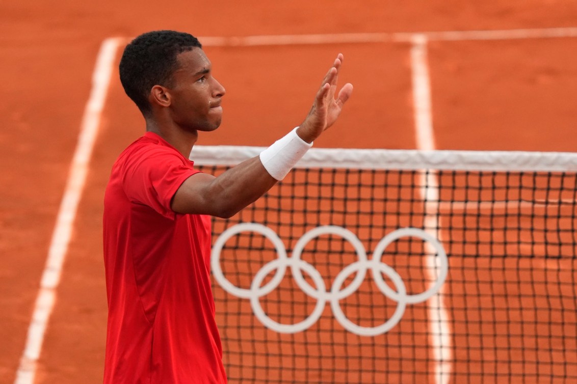 Félix Auger-Aliassime salue la foule.