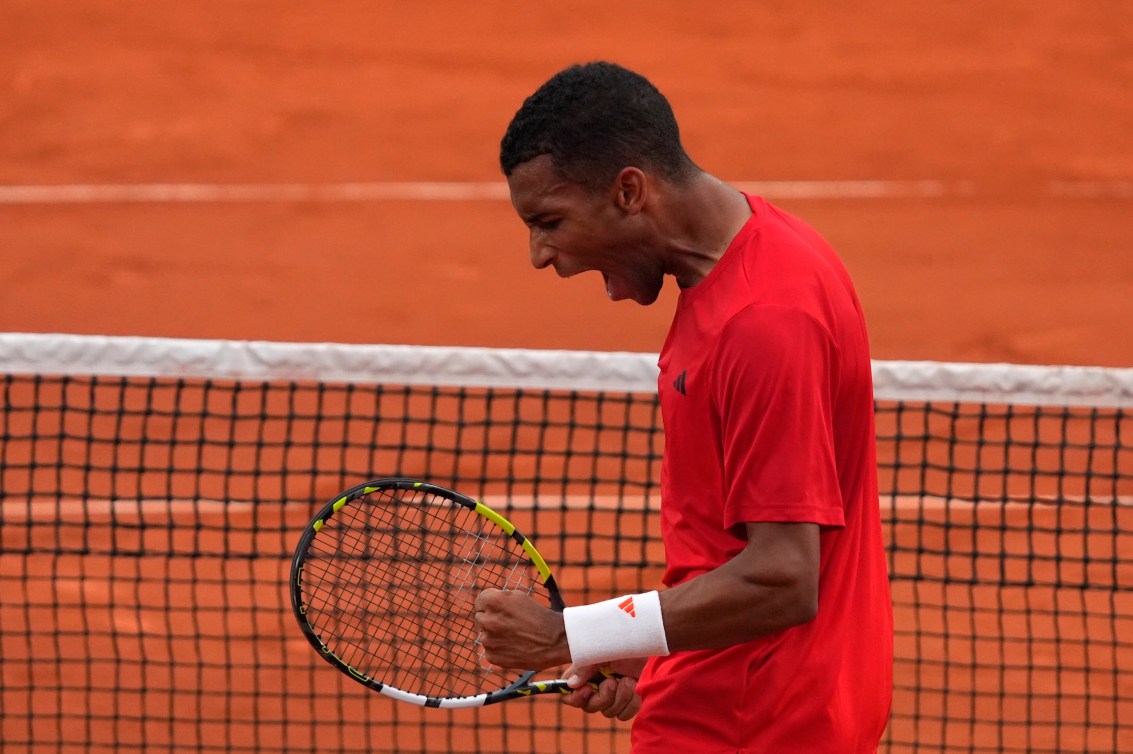 Félix Auger-Aliassime du Canada célèbre sa victoire en serrant le poing.