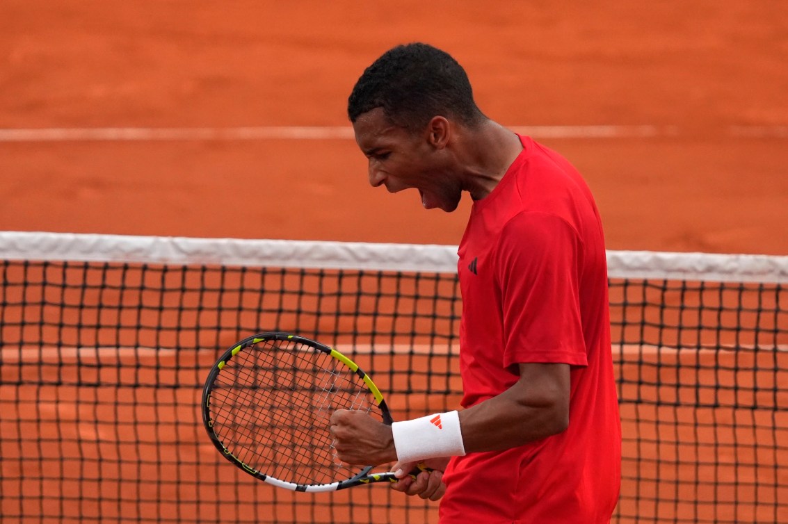 Félix Auger-Aliassime du Canada célèbre sa victoire en serrant le poing. 