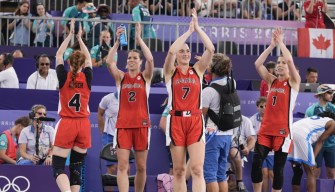 Kacie Bosch (4), Katherine Plouffe (2), Paige Crozon (7) et Michelle Plouffe (1) célèbrent sur le terrain après le match.