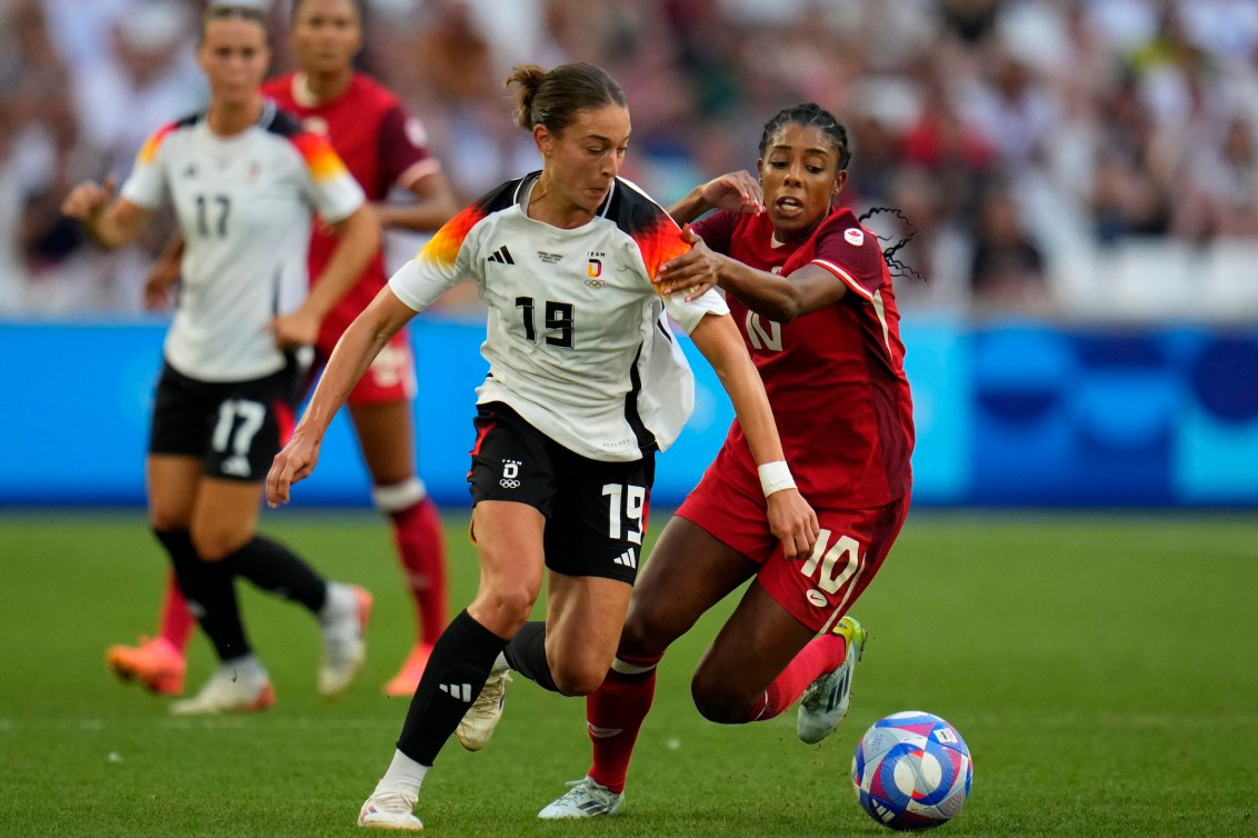 Felicitas Rauch d'Allemagne se bat pour le ballon avec Ashley Lawrence.