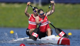 Sloan Mackenzie et Katie Vincent dans le canoë.