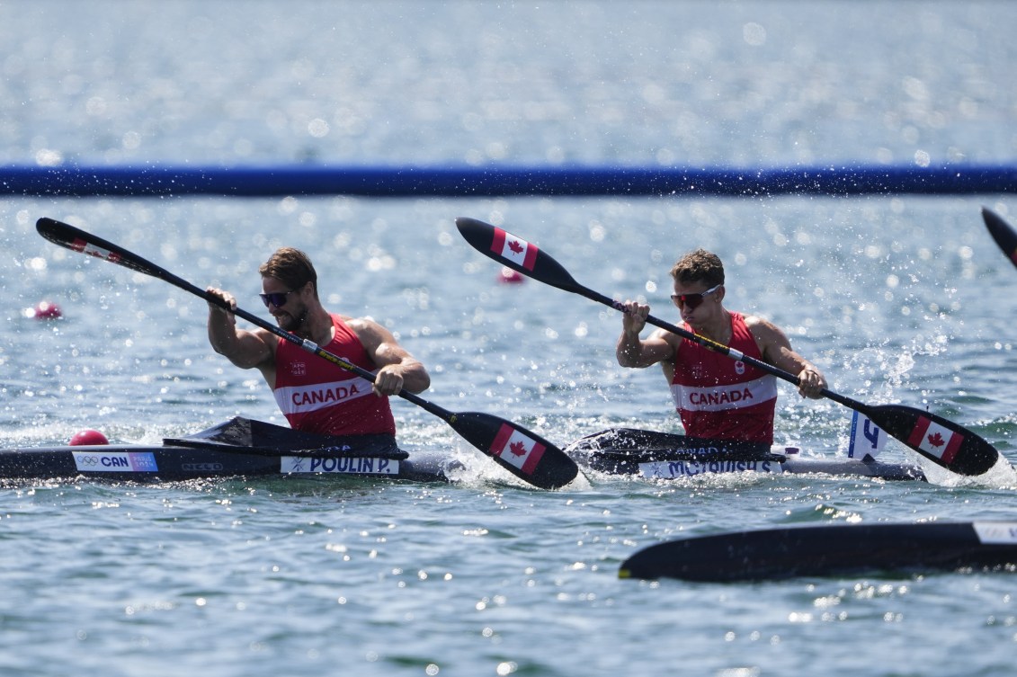 Simon McTavish et Pierre-Luc Poulin pendant une course de kayak.