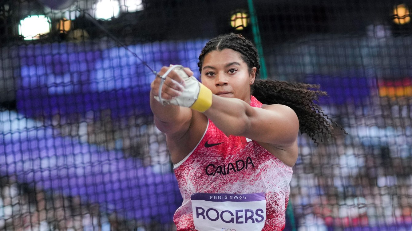 Camryn Rogers, du Canada, participe à la finale du lancer du marteau féminin.