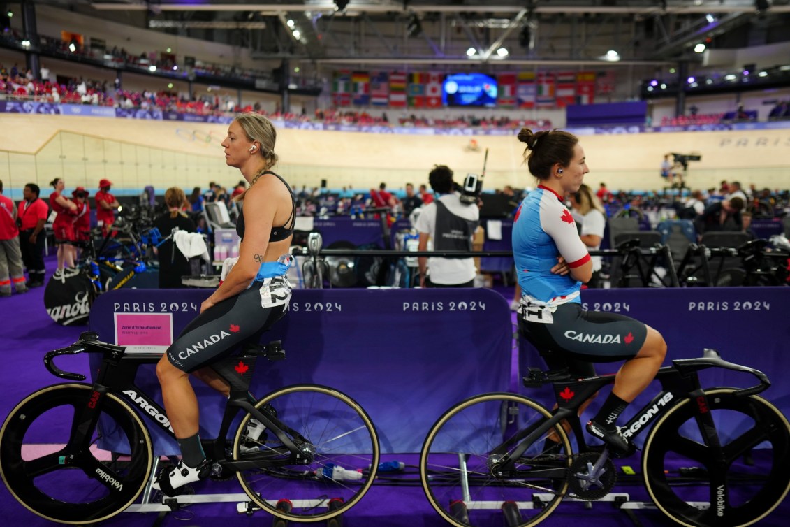 Kelsey Mitchell, à gauche, et Lauriane Genest sur leur vélo à l'échauffement.