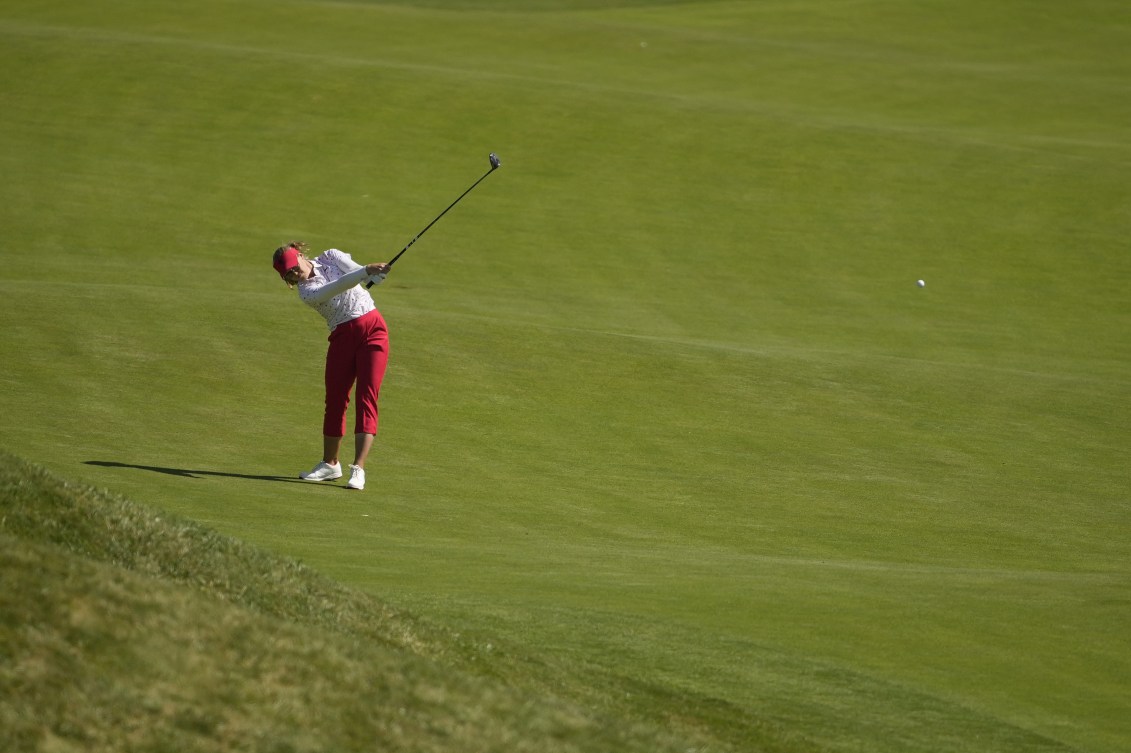 Brooke Henderson sur le terrain de golf. 