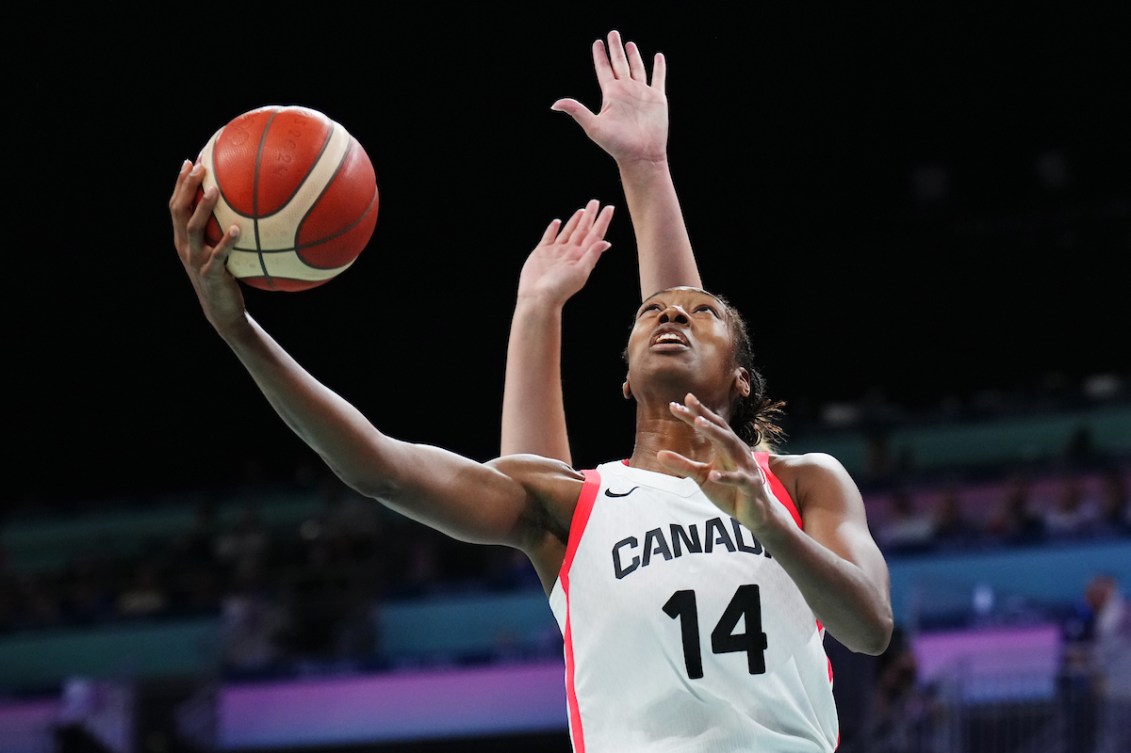 Kayla Alexander d'Équipe Canada lance le ballon.