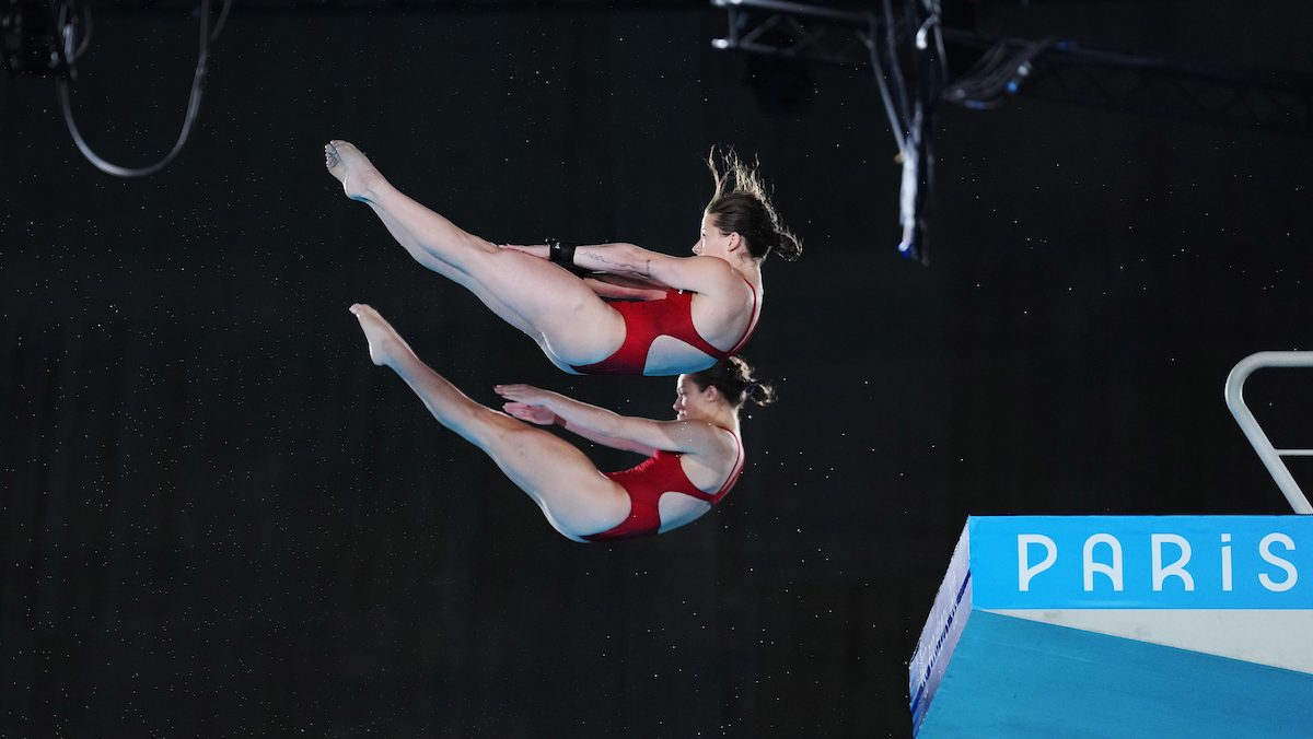 Caeli McKay et Kate Miller effectue un plongeon en synchro.