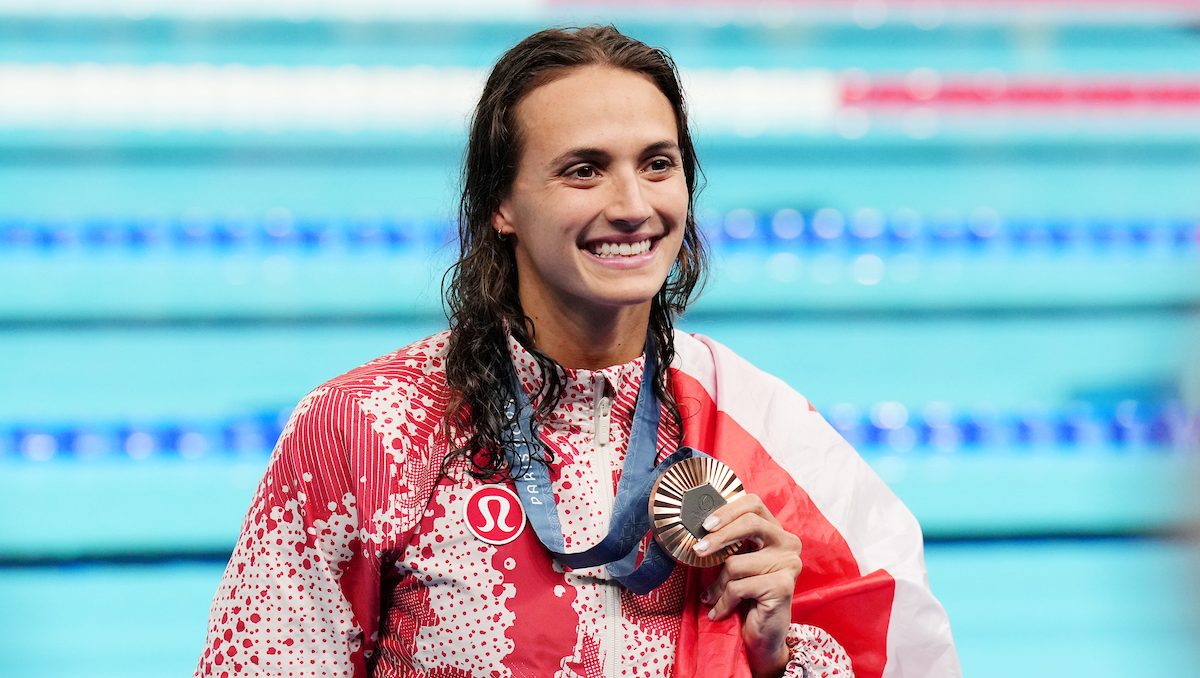 Kylie Masse pose avec la médaille de bronze