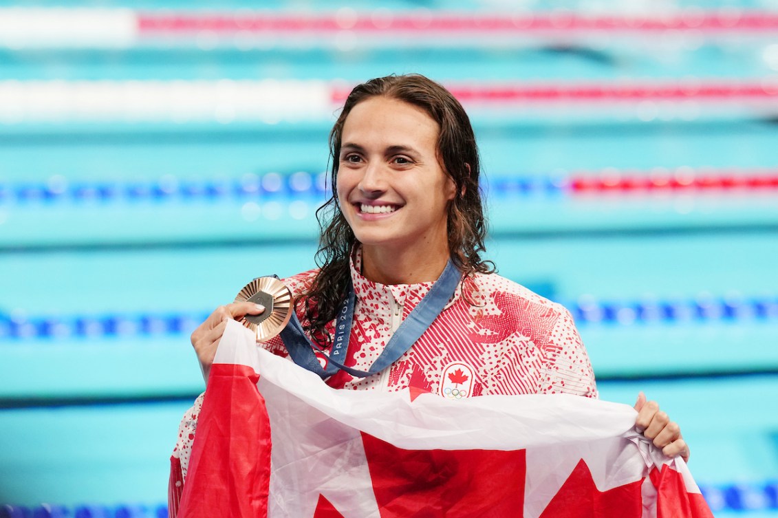 Kylie Masse pose avec la médaille de bronze.