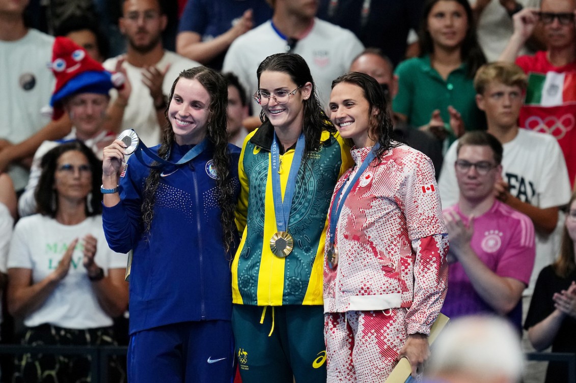 Trois nageuses avec leur médaille sur le podium. 