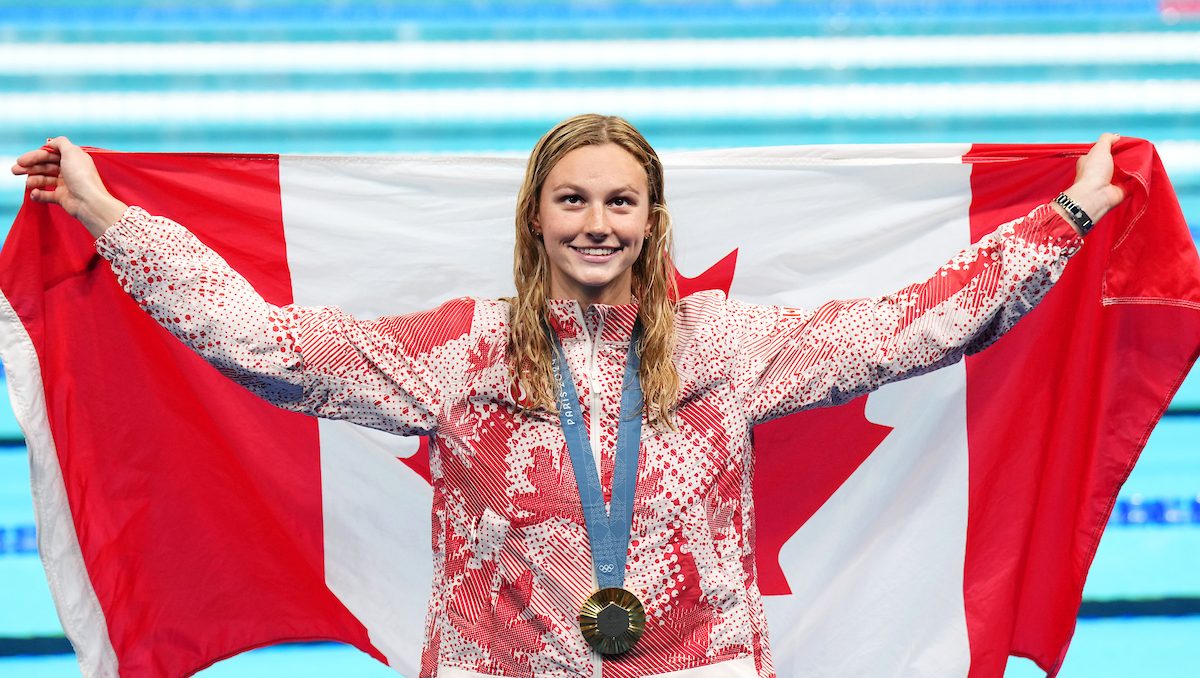 Summer McIntosh avec sa médaille d'or.