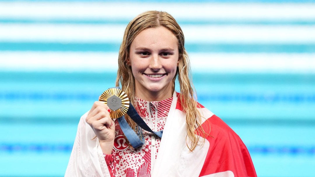 Summer McIntosh pose avec sa médaille d'or.