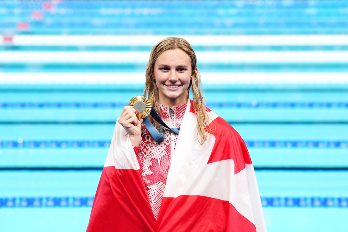 Summer McIntosh pose avec sa médaille d'or.