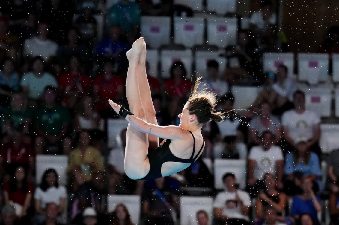 Caeli McKay en position carpée. 