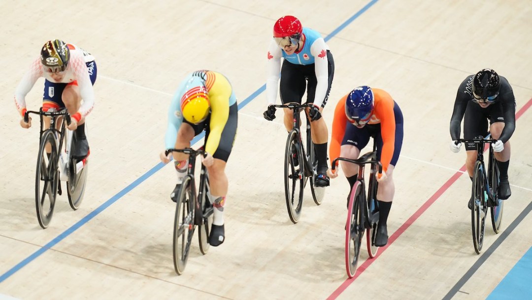 Des cyclistes sur la piste.