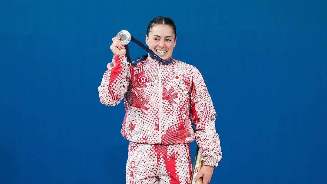 Maude Charron pose avec sa médaille d'argent.