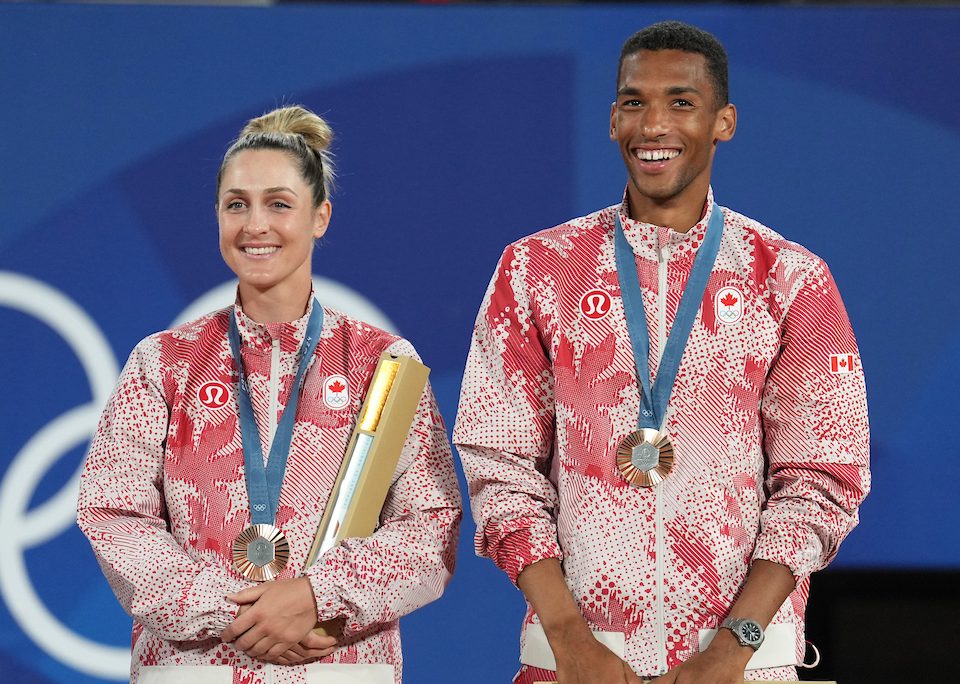 Gabriela Dabrowski, à gauche, et Félix Auger-Aliassime, avec leur médaille de bronze au cou.