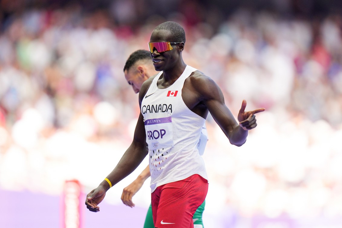 Marco Arop marche sur la piste après la course. 