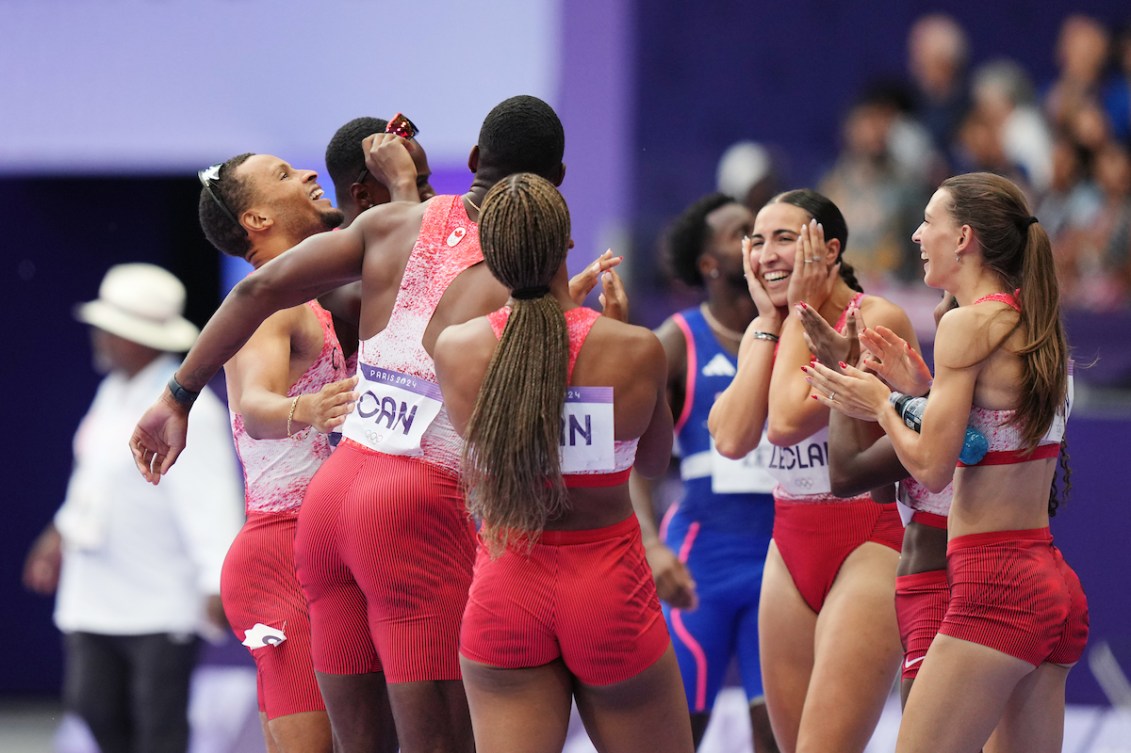 Les équipes masculine et féminine du relais 4×100 m d'Équipe Canada célèbrent sur la piste.