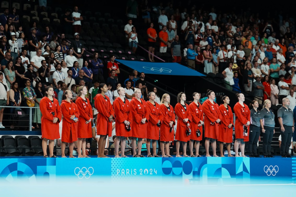 L'équipe canadienne de water-polo féminin pose avant le match.