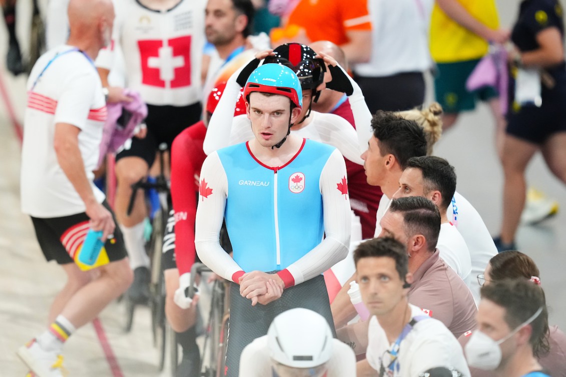 Dylan Bibic sur son vélo entre deux courses. 