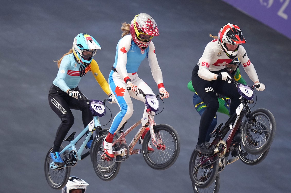 Molly Simpson d'Équipe Canada participe à l'épreuve féminine de courses de BMX.