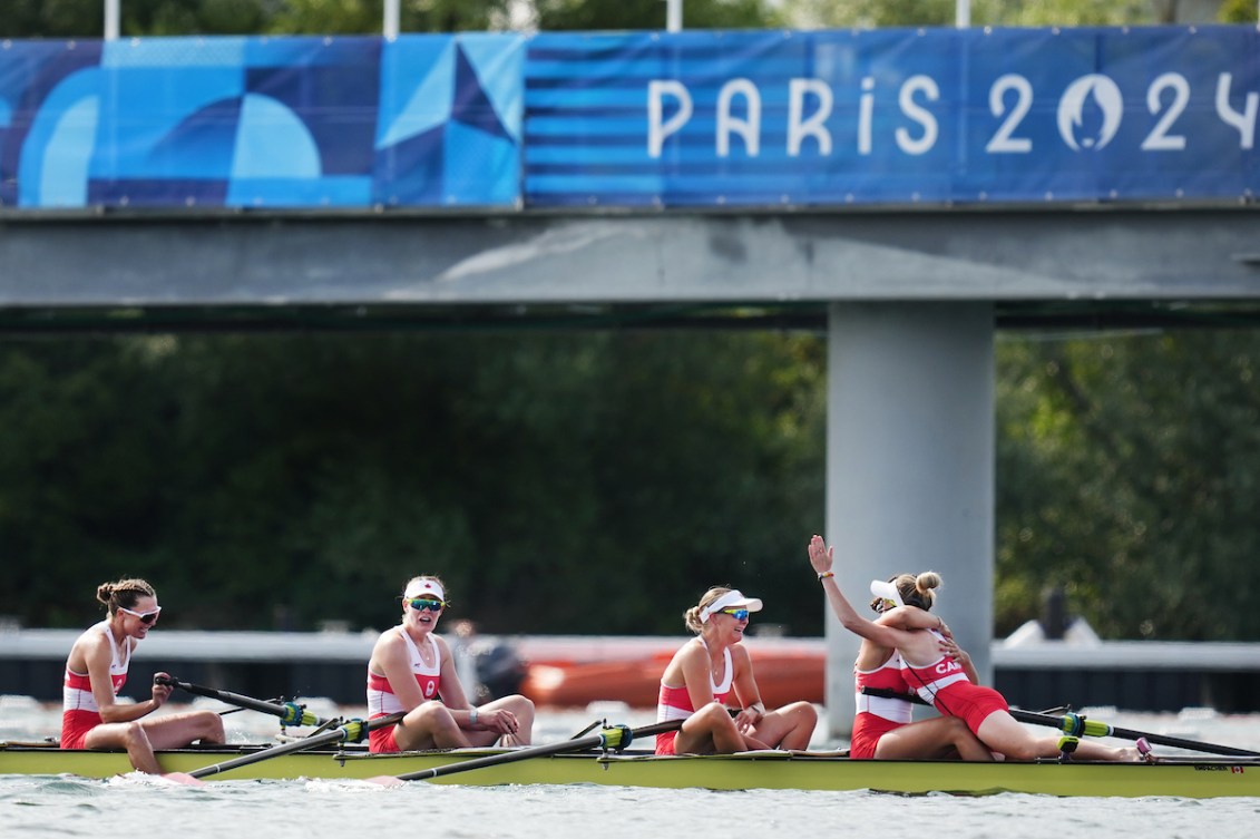 L'équipe canadienne féminine de huit de pointe d'aviron célèbre après la course.