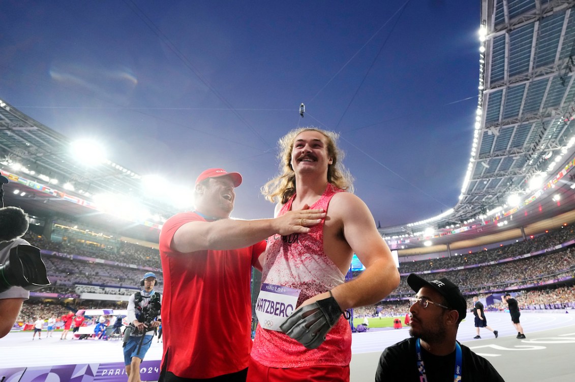 Dylan Armstrong serre Ethan Katzberg dans ses bras.