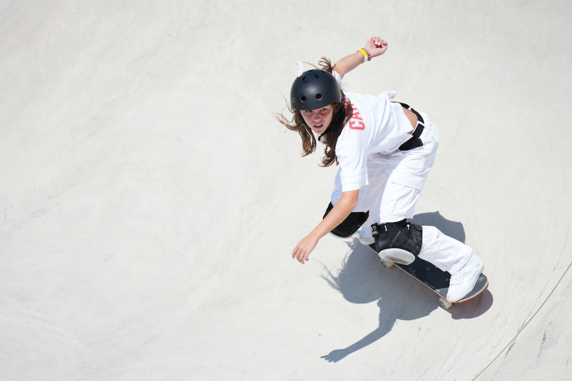 Fay De Fazio Ebert sur son skateboard.