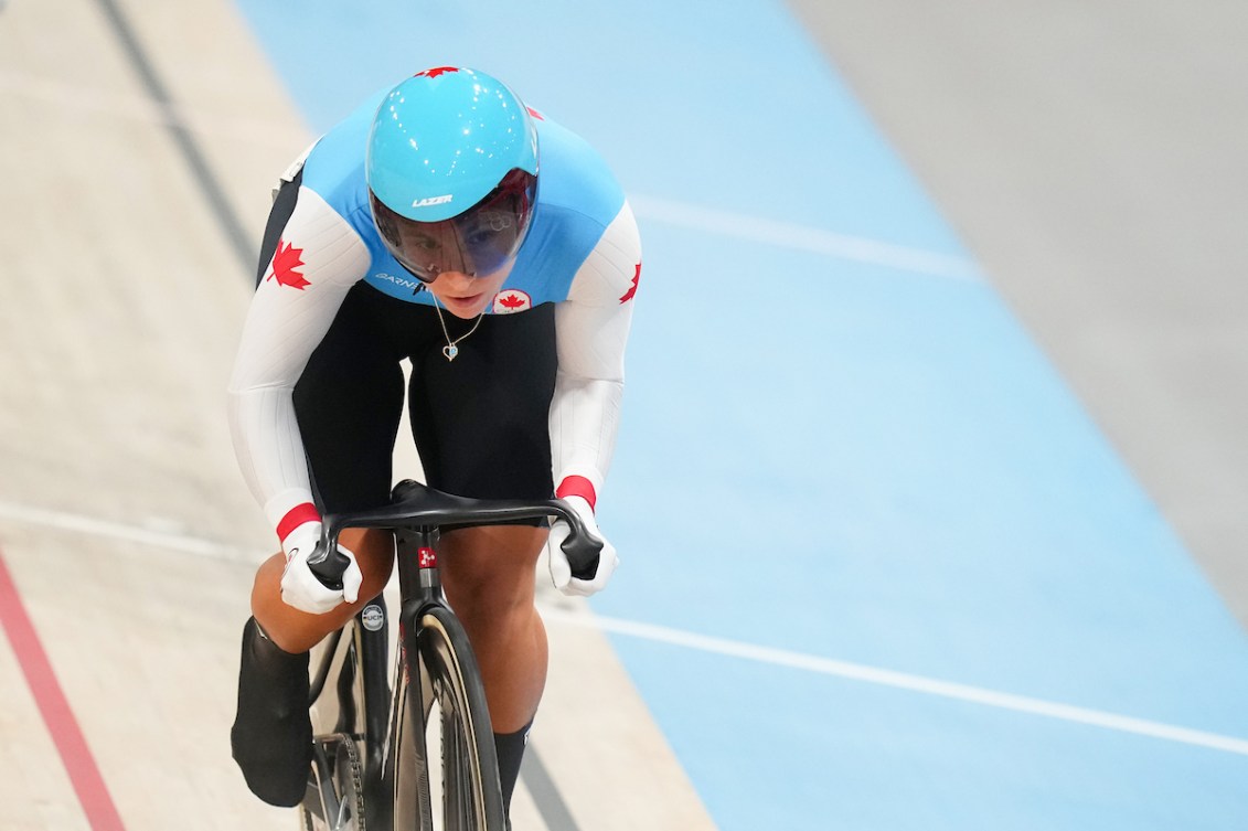 Lauriane Genest sur la piste sur son vélo.