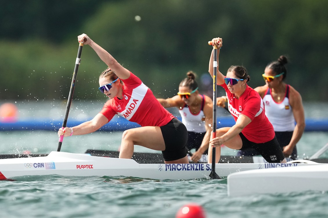 Sloan Mackenzie, à gauche, et Katie Vincent, en train de pagayer dans leur canoë