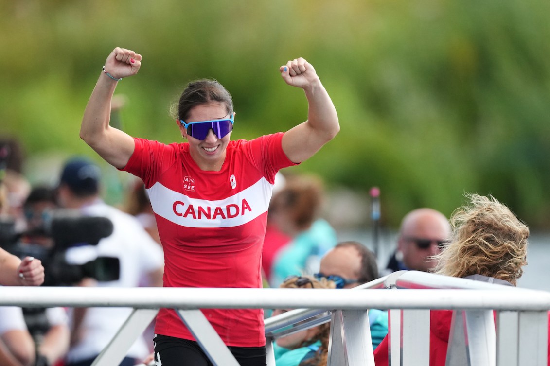 Katie Vincent, de l'équipe canadienne, célèbre sa médaille de bronze