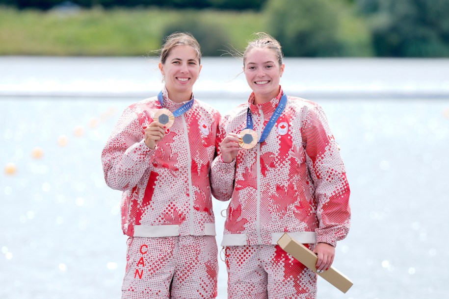 Katie Vincent et Sloan Mackenzie posent en portant des médailles de bronze avec des survêtements rouges et blancs