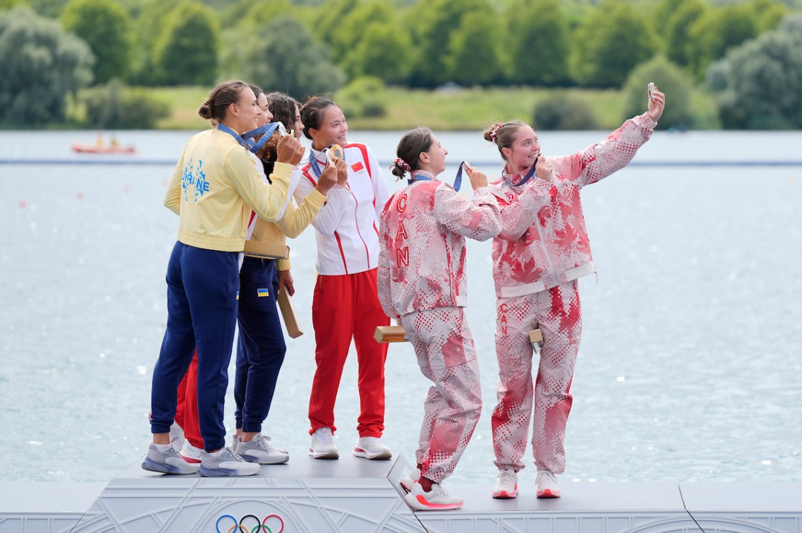 Katie Vincent, à gauche, et Sloan Mackenzie de l'équipe canadienne posent avec leur médaille de bronze