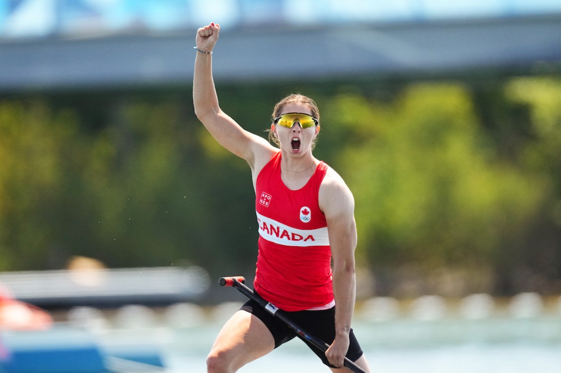 Katie Vincent lève le bras dans son canoë.